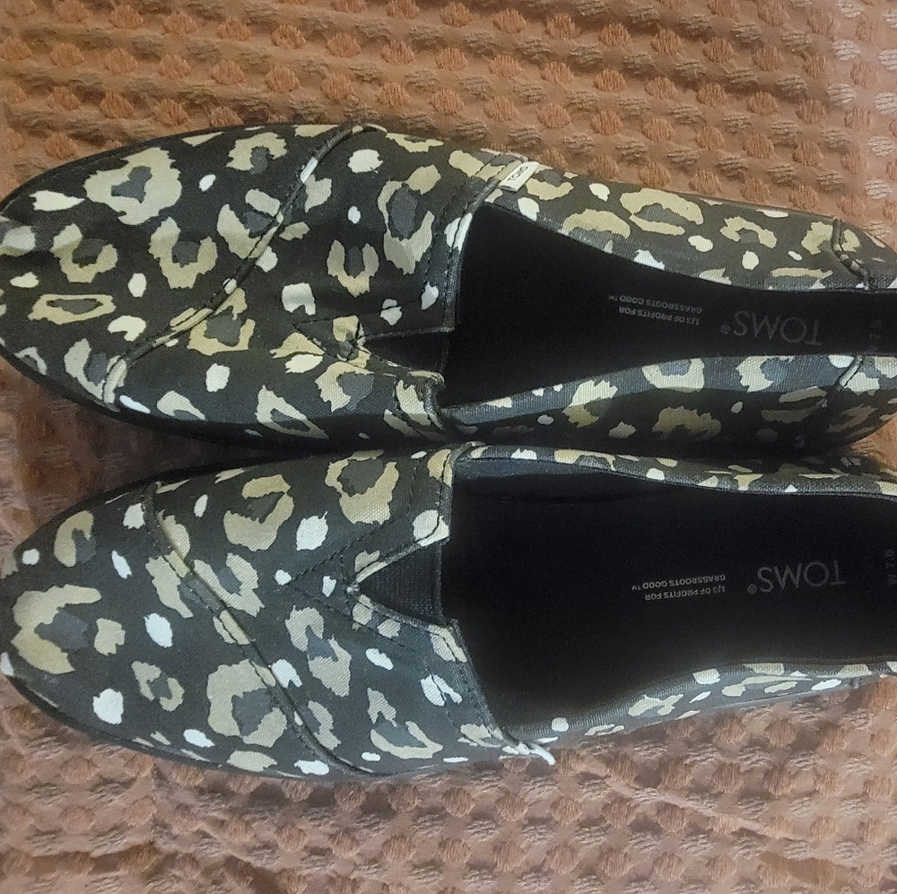 TOMS Women's Leopard Print Slip-On Shoes - Black and Cream